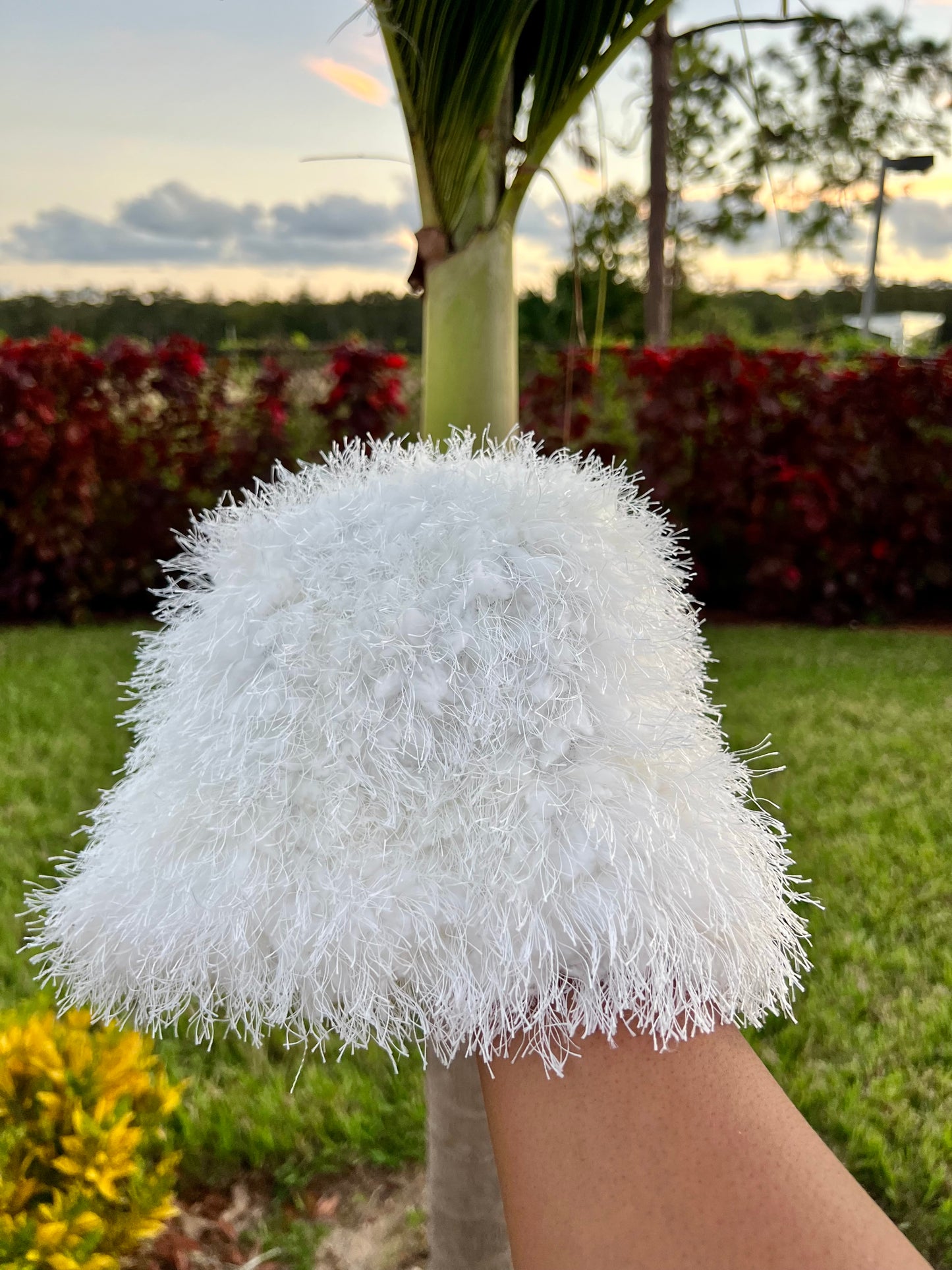 white plush bucket hat ( limited edition )