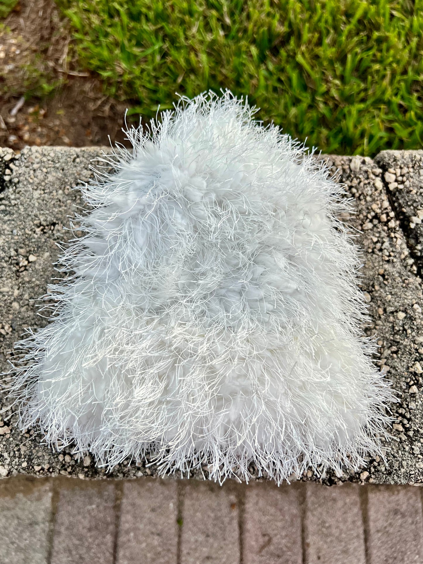 white plush bucket hat ( limited edition )