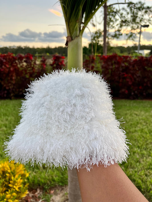white plush bucket hat ( limited edition )